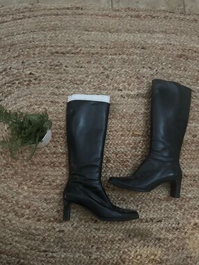 BLACK HEELED BOOTS